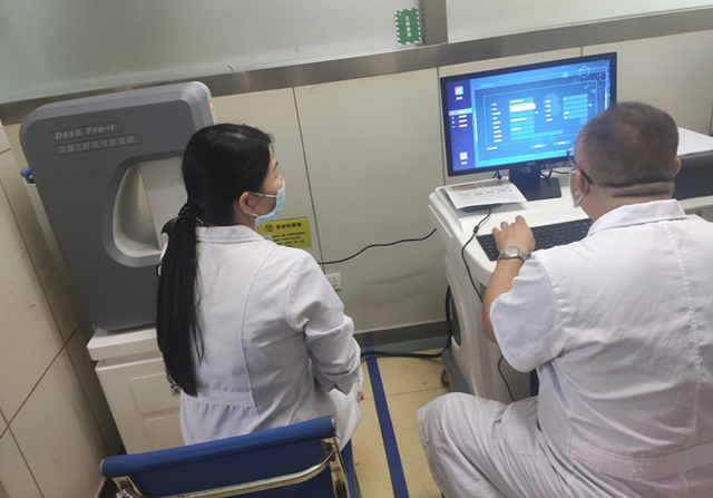 雙能X線骨密度儀廠家溫馨提示：拒絕骨質(zhì)疏松，從骨密度檢測(cè)開始