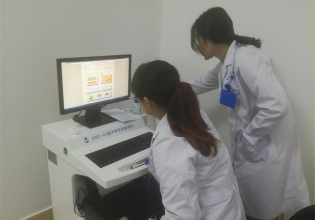 造成骨密度低的原因主要有哪些？年輕人體檢要不要做骨密度檢查？ 